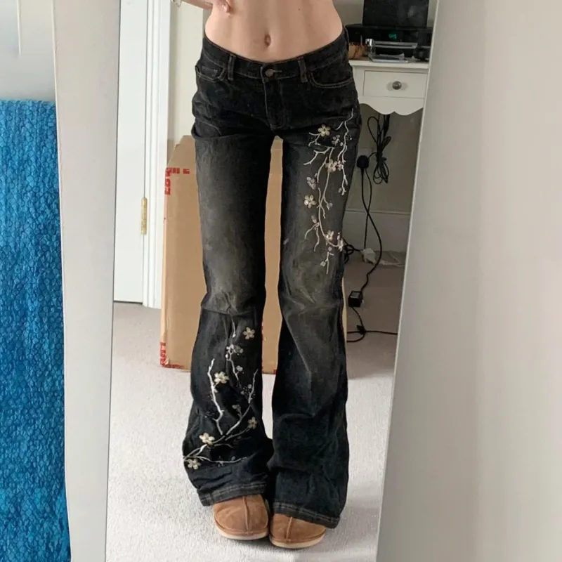 Damen taillierte Schlaghose-Jeans mit floraler Stickerei, Stretchdenim und Five-Pocket-Schnitt – Dénora