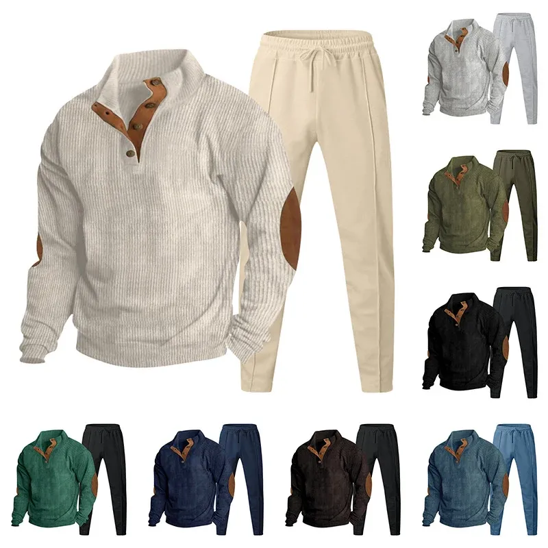 Herren gerippter Henley-Freizeitanzug mit dekorativer Knopfleiste und Wildleder-Ellenbogenpatch konisch geschnittene Jogginghose – Cavarno