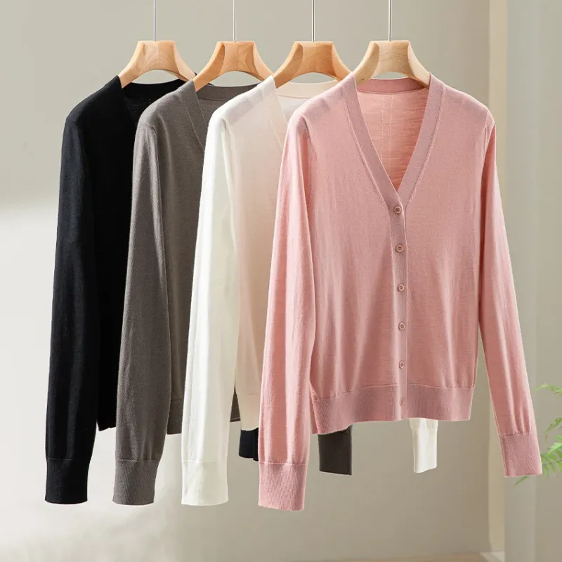 Damen Minimalistischer Merino‑Blend Cardigan mit V‑Ausschnitt und feinen Rippabschlüssen Echoarchiv